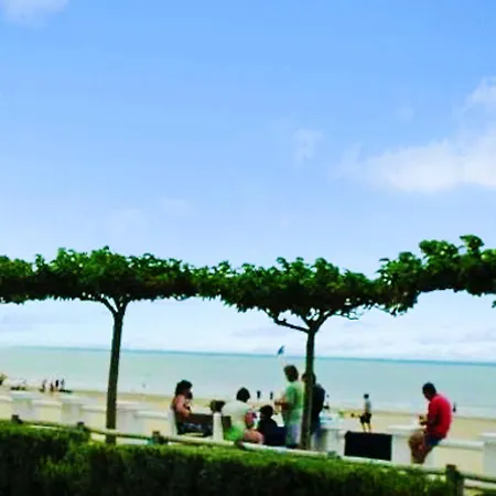 Maison De 2 Chambres A Avec Jardin Clos Et Wifi A 5 Km De La Plage Hébergement de vacances *